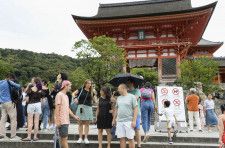 京都・清水寺周辺で観光を楽しむ外国人ら=7月