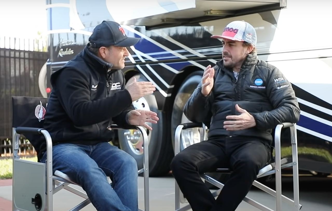 Fernando Alonso y Rubens Barrichello discuten sobre 